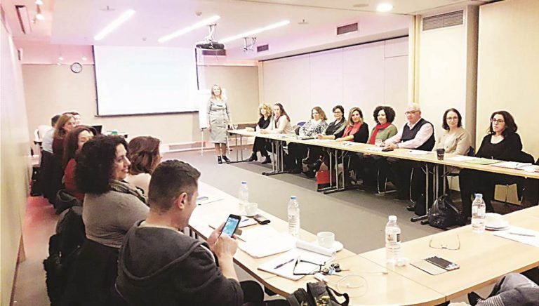 Δημόσιοι υπάλληλοι στα θρανία…