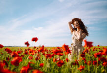 Δεν αντέχουν να σε βλέπουν να ανθίζεις; Τι είναι το σύνδρομο της ψηλής παπαρούνας