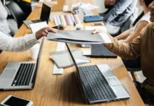 Το 71% των επιχειρήσεων δυσκολεύεται να βρει προσωπικό: Πώς μπορούν να καλυφθούν οι θέσεις σύμφωνα με ειδικούς