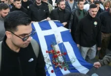 Πλήθος κόσμου τιμά την 52η επέτειο της εξέγερσης του Πολυτεχνείου