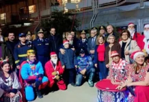 ΠΑΓΝΗ: Μοίρασαν χαμόγελα και δώρα οι “ιπτάμενοι” Άγιοι Βασίληδες στα παιδιά της Ογκολογικής Κλινικής