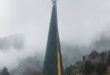 Διχάζει το χριστουγεννιάτικο δέντρο στο φαράγγι της Σαμαριάς