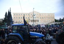 Στο Σύνταγμα με τρακτέρ: Οι αγρότες παίζουν το τελευταίο τους χαρτί, η Αθήνα «κόβεται στα δύο»