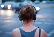 Επικίνδυνα τοξικά σε ακουστικά που φορούν οι νέοι – Τι δείχνει ευρωπαϊκή έρευνα