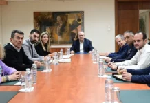 Παραμένει το πλαφόν, φρενάρουν οι απεργίες των βενζινοπωλών μετά τη συνάντησή τους με τον Θεοδωρικάκο – «Να βάλουν πλάτη» ζήτησε ο υπουργός