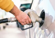 Βενζίνη: Γιατί η κυβέρνηση επέλεξε πλαφόν στις τιμές αντί για νέο fuel pass