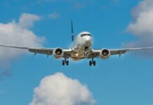 Θρίλερ σε πτήση από Θεσσαλονίκη: Επιβάτης παρασύρθηκε προς σπασμένο παράθυρο εν πτήσει! (video)