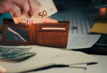 Επίδομα 300 ευρώ: Οικονομική ενίσχυση για 1,7 εκατ. πολίτες – Ποιοι θα είναι οι δικαιούχοι